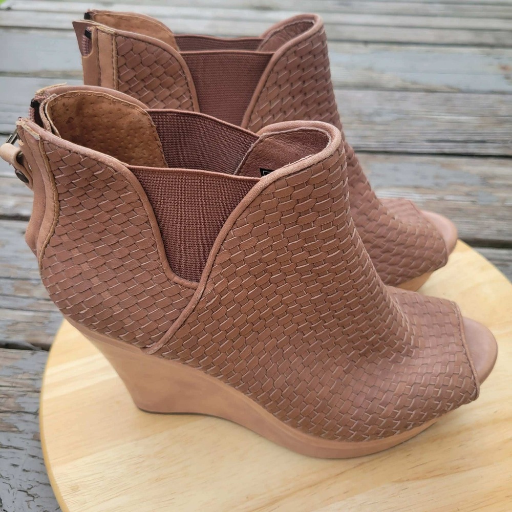 UGG Hamra Womens 8 US Woven Leather Peep Toe Wedge Booties Boho Chestnut 1002897